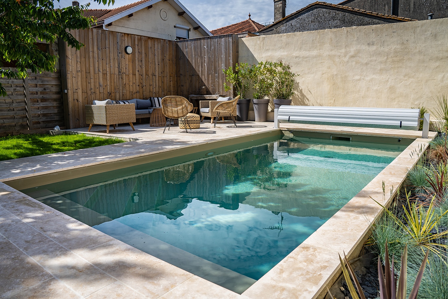 Margelles de piscine travertin - Bassins Atypiques - Bordeaux