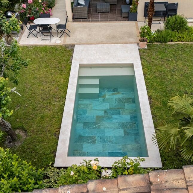 Construction d'une piscine citadine fond carrelé à Bruges